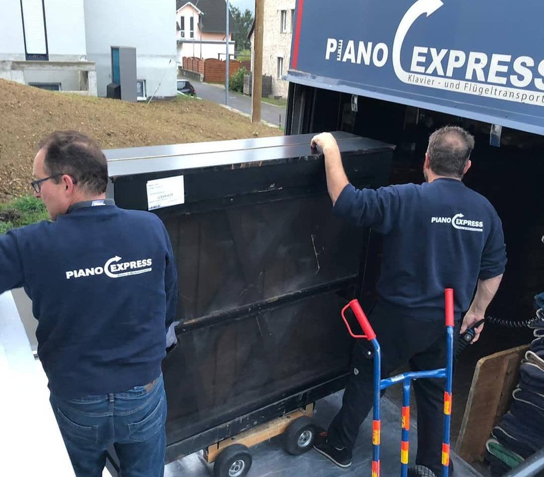 El equipo de Piano-Express carga un piano en el camión