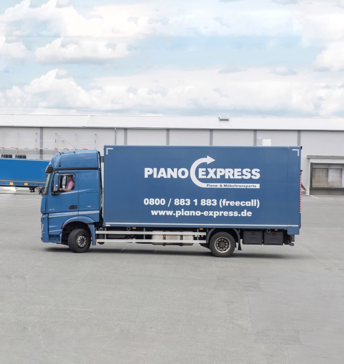 Piano-Express LKW vor dem Logistikzentrum