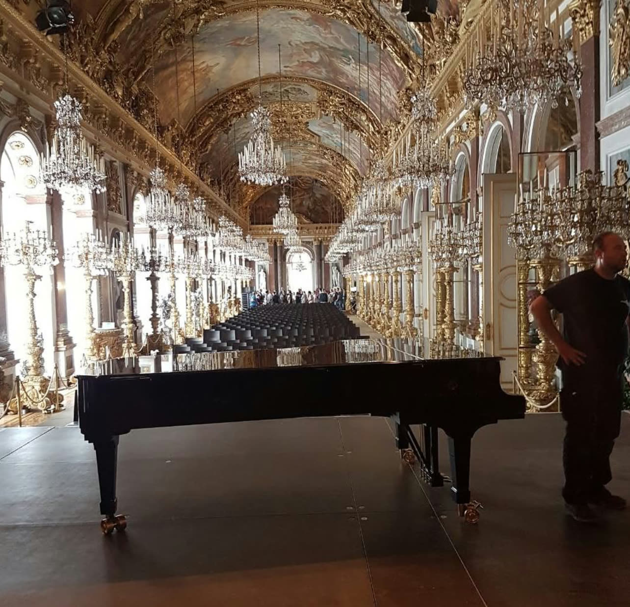 Concert grand in a magnificent hall of mirrors – concert provision by Piano-Express