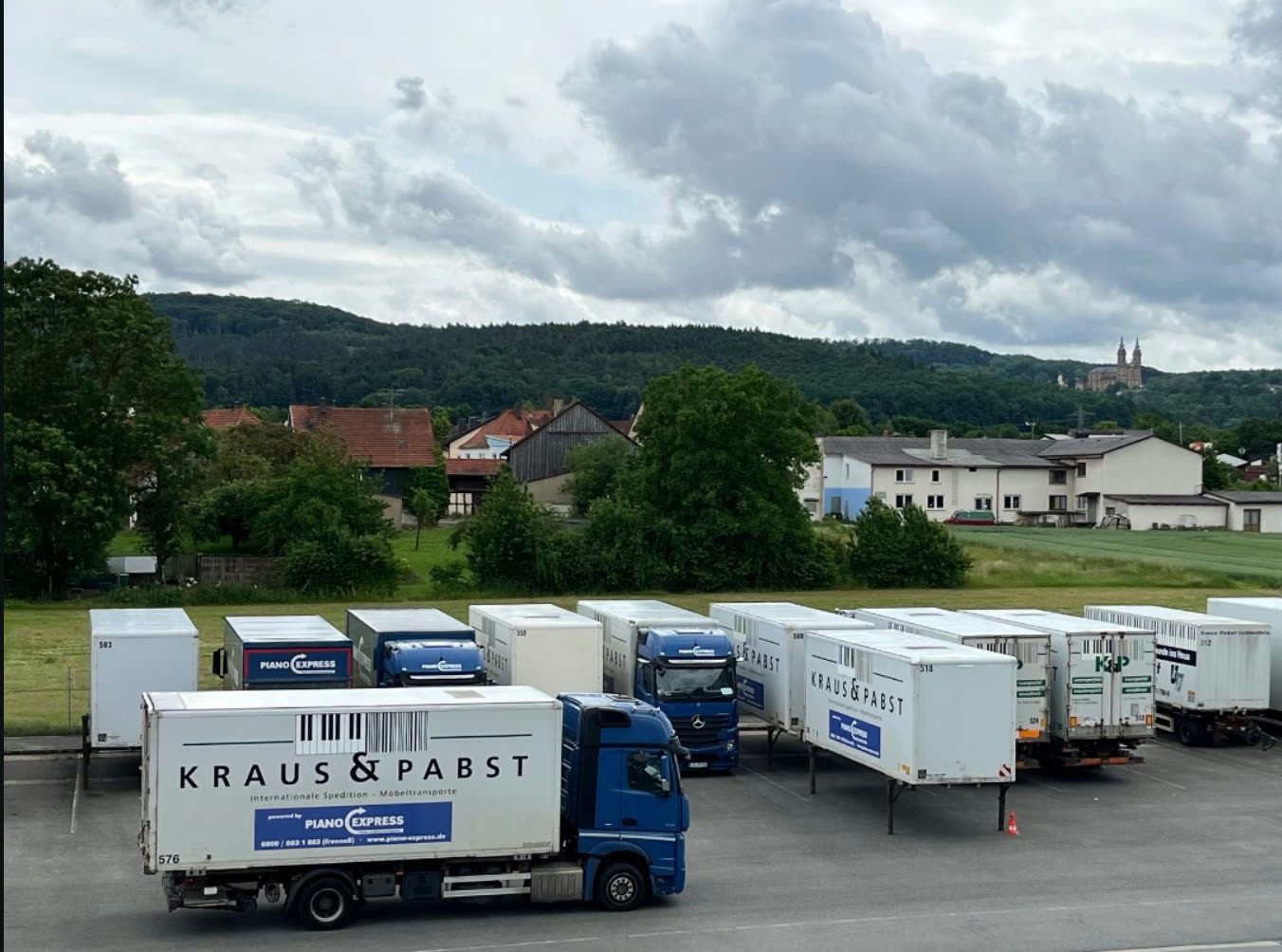 Piano-Express Fuhrpark mit LKW und Wechselbrücken – Einsatz in der Serviceregion Stuttgart