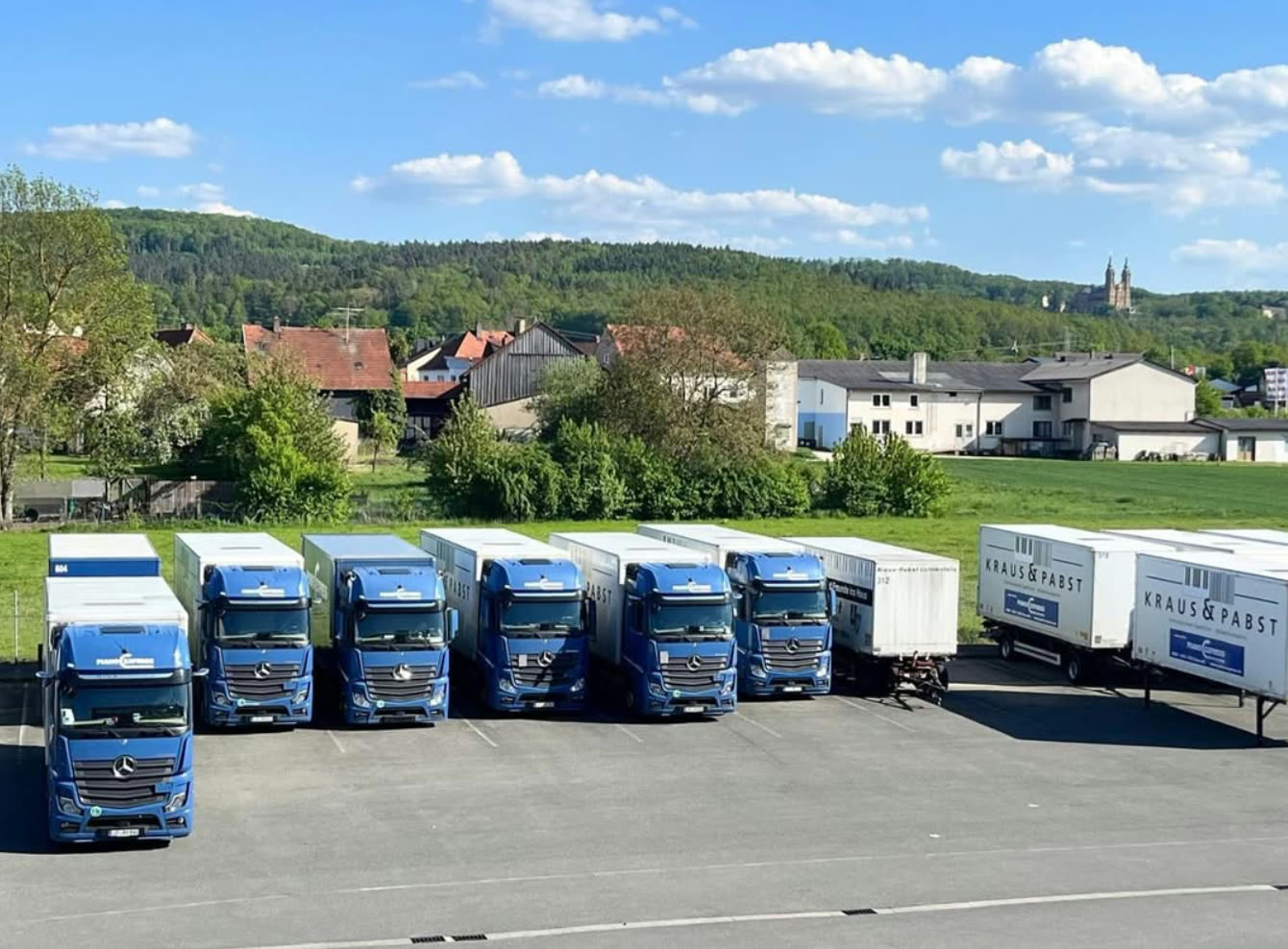 Piano-Express fleet with trucks and swap bodies – trade fair and B2B logistics Düsseldorf