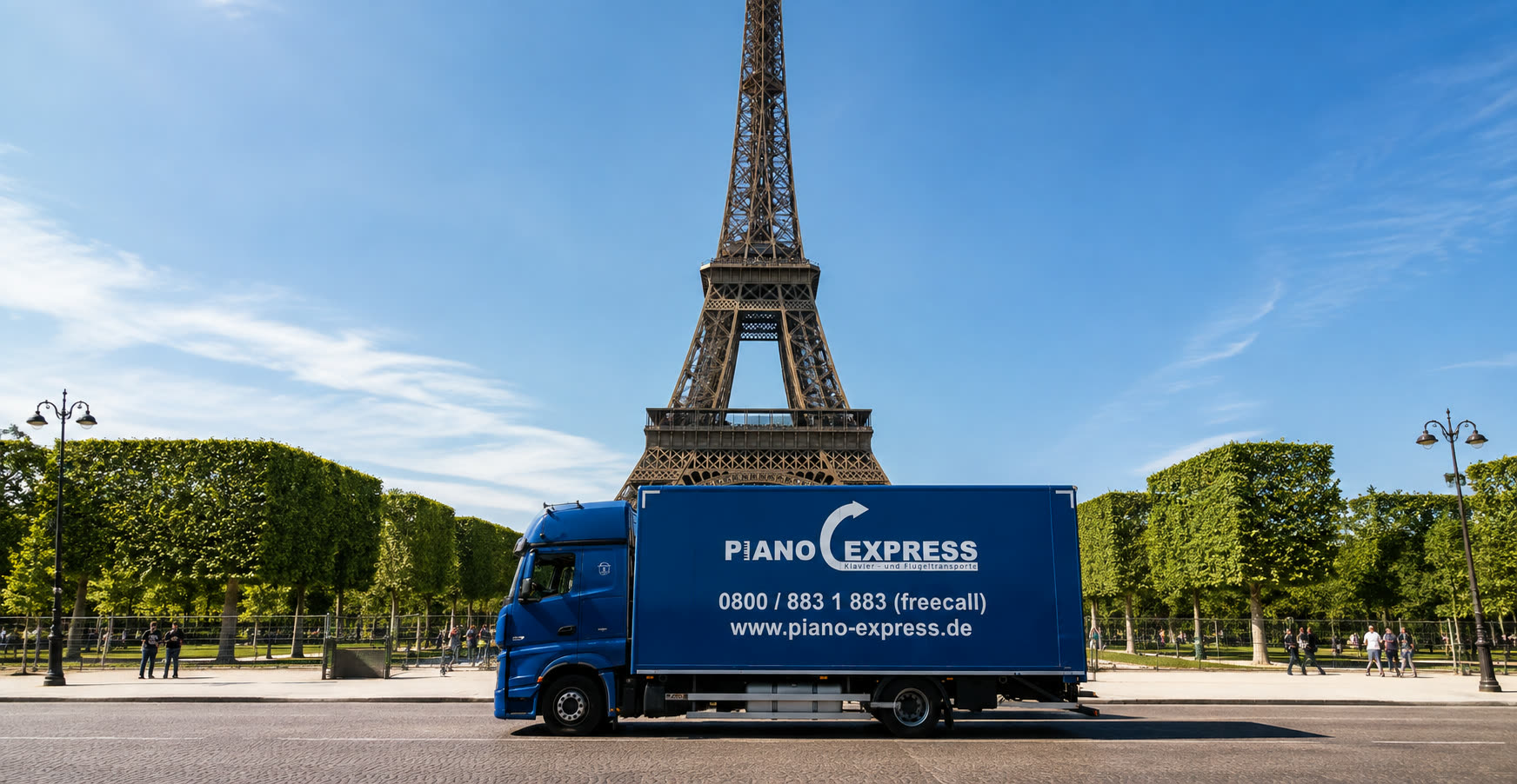 Camion Piano-Express devant la tour Eiffel à Paris – lignes régulières vers la France
