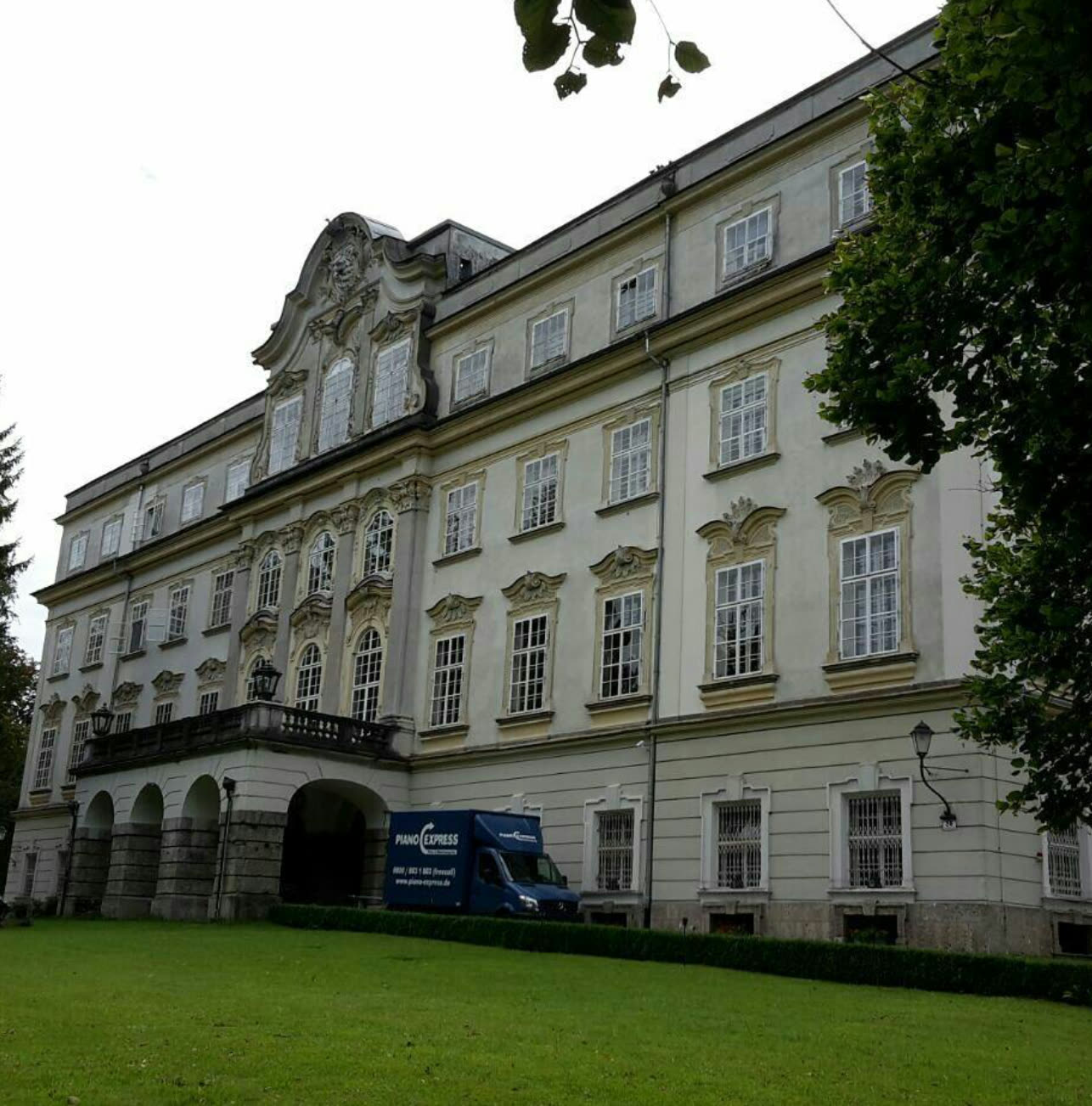 Piano-Express van in front of a stately period building in Munich